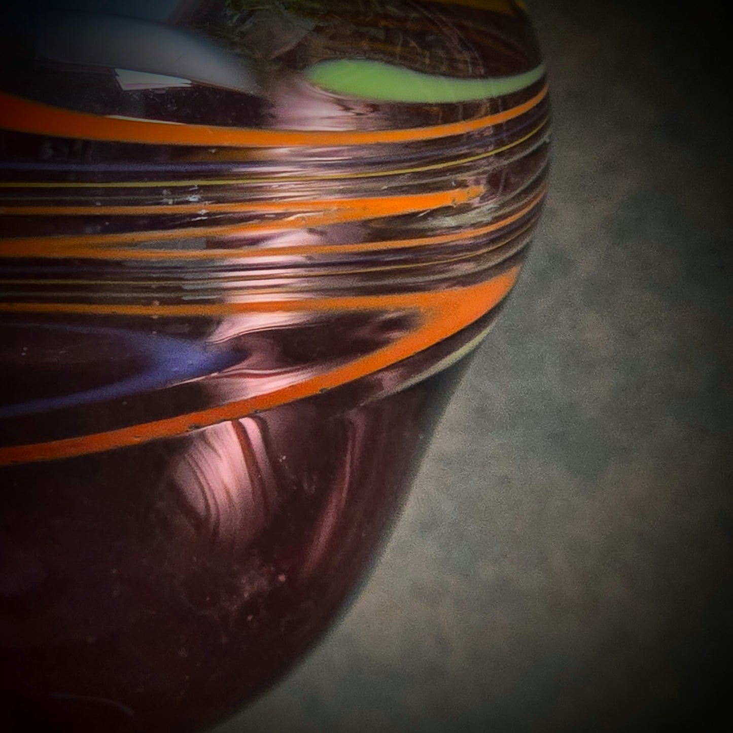 Handgeformte Vintage-Vase aus Glas mit bunten Farbwirbeln. Aus den 1970er Jahren – dekorativ & einzigartig.