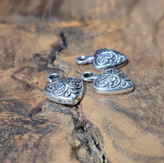 8 Herz-Anhänger mit Intarsien, antik silberfarbig. Perfekt für Trachtenschmuck, Charivari, Ethno-Designs, Armbänder & Ketten.