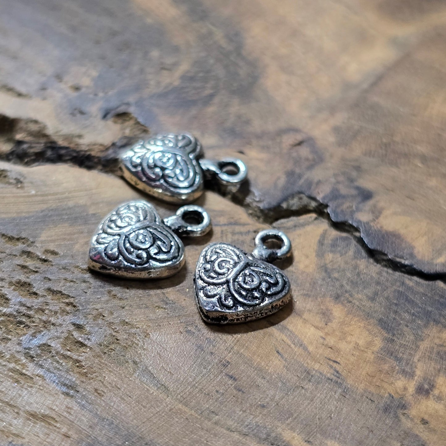 8 Herz-Anhänger mit Intarsien, antik silberfarbig. Perfekt für Trachtenschmuck, Charivari, Ethno-Designs, Armbänder & Ketten.
