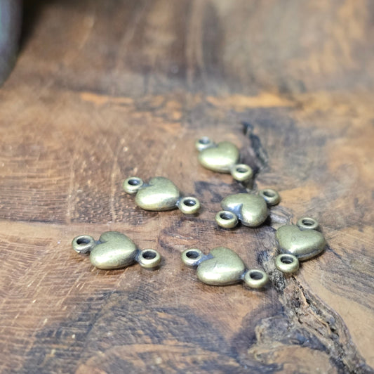 12 filigrane Herz-Verbinder in Antik-Bronze (9,7 x 5,5 mm) – perfekt für romantische Armbänder, Ketten und DIY-Schmuck.