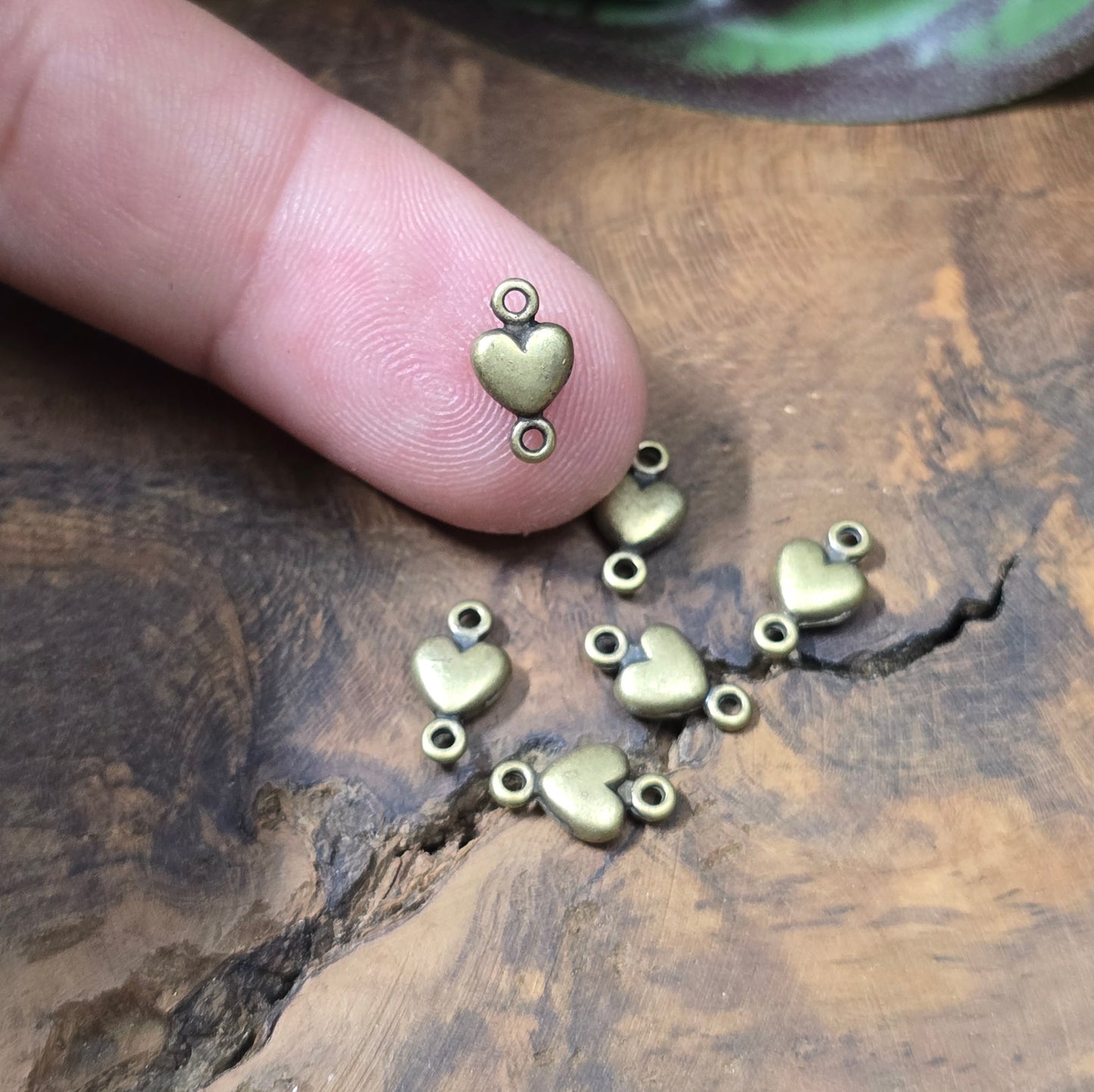 12 filigrane Herz-Verbinder in Antik-Bronze (9,7 x 5,5 mm) – perfekt für romantische Armbänder, Ketten und DIY-Schmuck.