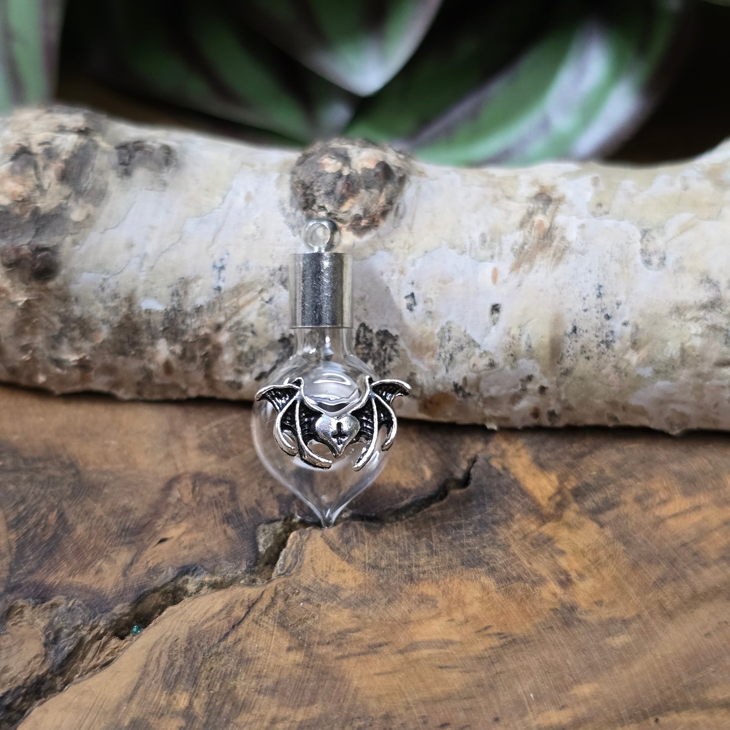 Herzförmige Glasphiole mit Fledermausflügeln, befüllbar, DIY-Schmuckanhänger für Gothic- und Fantasy-Designs