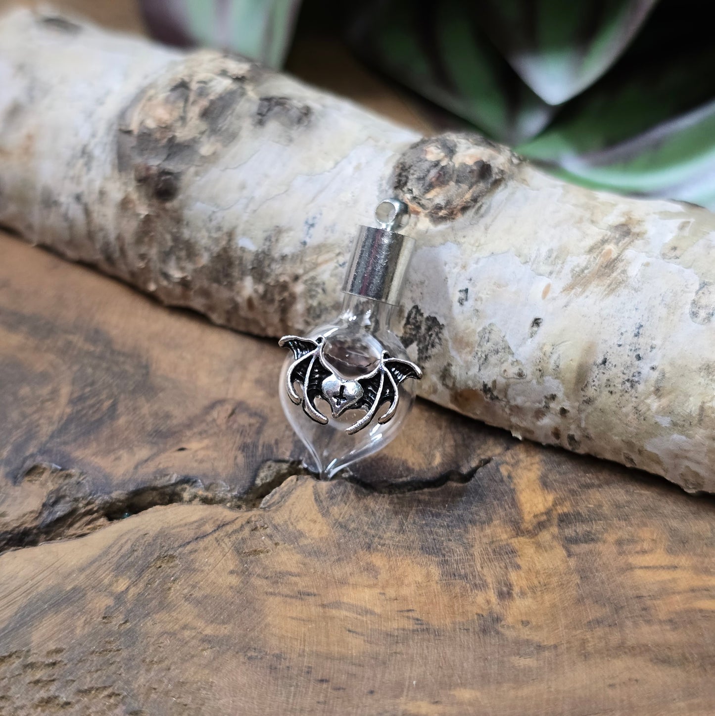 Herzförmige Glasphiole mit Fledermausflügeln, befüllbar, DIY-Schmuckanhänger für Gothic- und Fantasy-Designs
