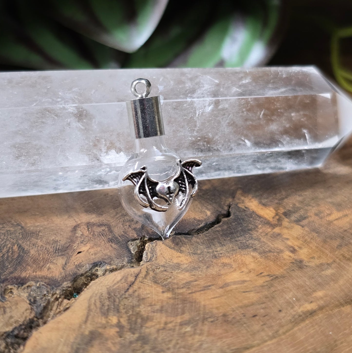 Herzförmige Glasphiole mit Fledermausflügeln, befüllbar, DIY-Schmuckanhänger für Gothic- und Fantasy-Designs
