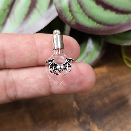 Herzförmige Glasphiole mit Fledermausflügeln, befüllbar, DIY-Schmuckanhänger für Gothic- und Fantasy-Designs