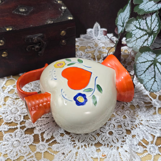 Herzförmiger Keramikkrug von Arno Fischer Ilmenau, 1960er/70er, Mid-Century DDR-Keramik mit Blumen- und Herzmotiv, Vintage-Deko.