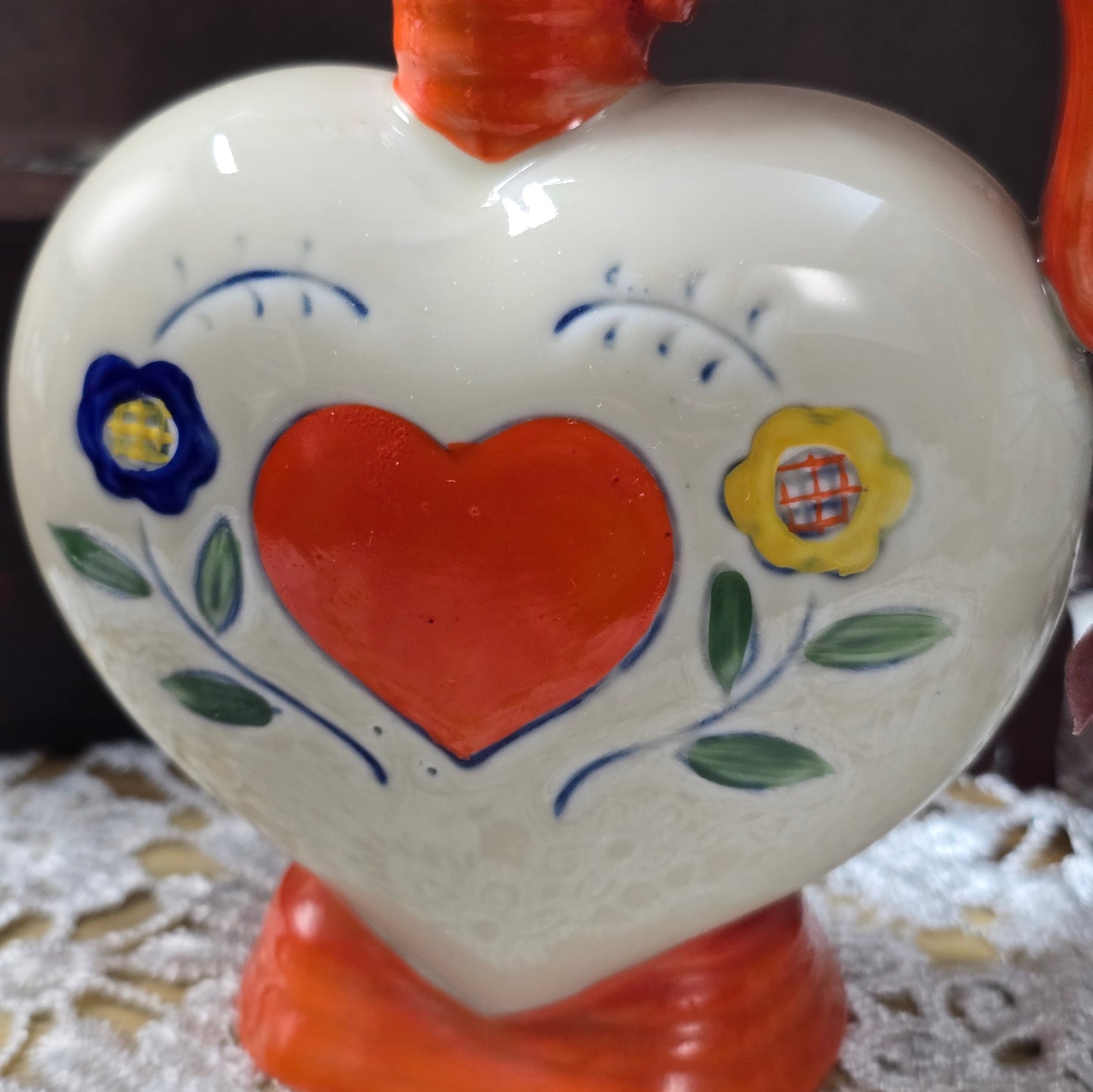 Herzförmiger Keramikkrug von Arno Fischer Ilmenau, 1960er/70er, Mid-Century DDR-Keramik mit Blumen- und Herzmotiv, Vintage-Deko.