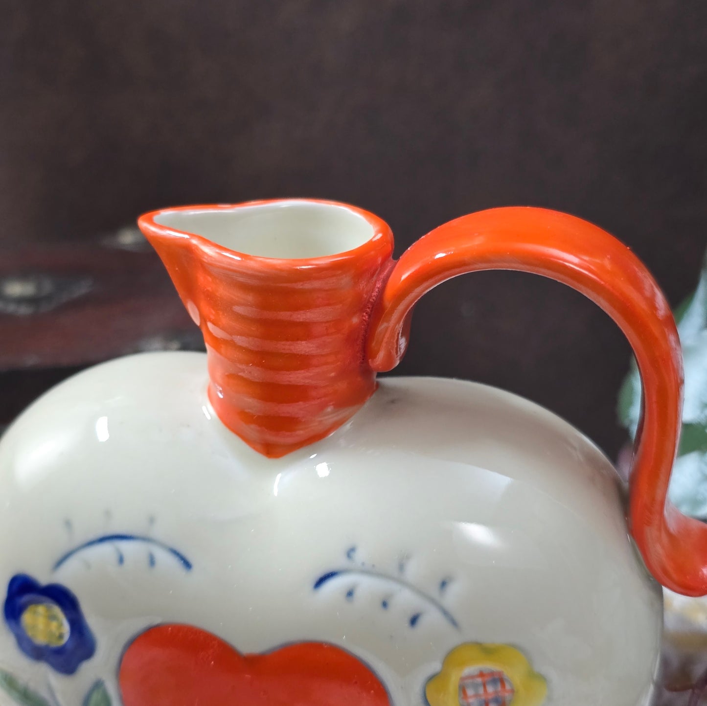 Herzförmiger Keramikkrug von Arno Fischer Ilmenau, 1960er/70er, Mid-Century DDR-Keramik mit Blumen- und Herzmotiv, Vintage-Deko.