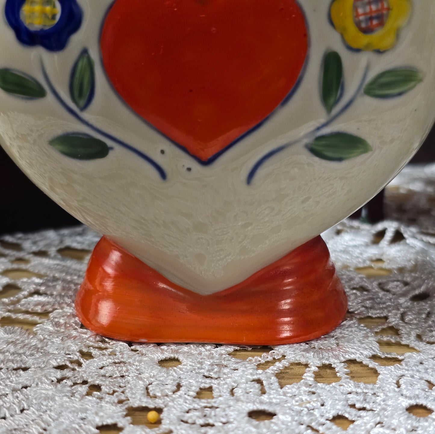 Herzförmiger Keramikkrug von Arno Fischer Ilmenau, 1960er/70er, Mid-Century DDR-Keramik mit Blumen- und Herzmotiv, Vintage-Deko.