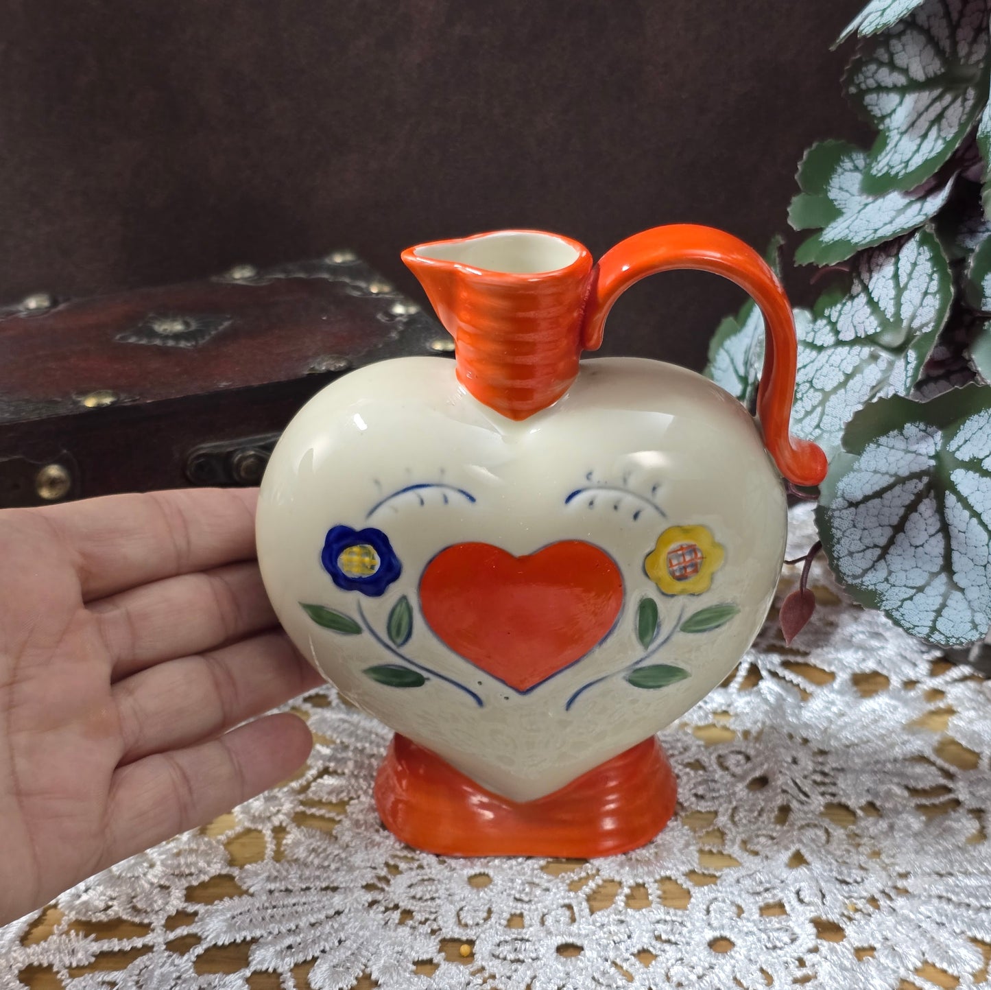 Herzförmiger Keramikkrug von Arno Fischer Ilmenau, 1960er/70er, Mid-Century DDR-Keramik mit Blumen- und Herzmotiv, Vintage-Deko.