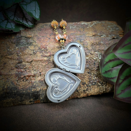 Herzmedaillon-Kette mit skurrilem Auge & Strass. Orange & Bronze, handmade & einzigartig. Mit Hakenverschluss & geheimnisvollem Look. Für alle, die das Besondere lieben.