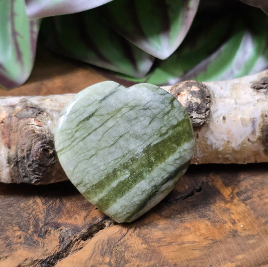 Grüne Herzperle aus Serpentin, 36 x 35 mm, gebohrt – perfekt als Anhänger oder Centerpiece. Unikat für Schmuckherstellung, geliefert wird die abgebildete Perle.