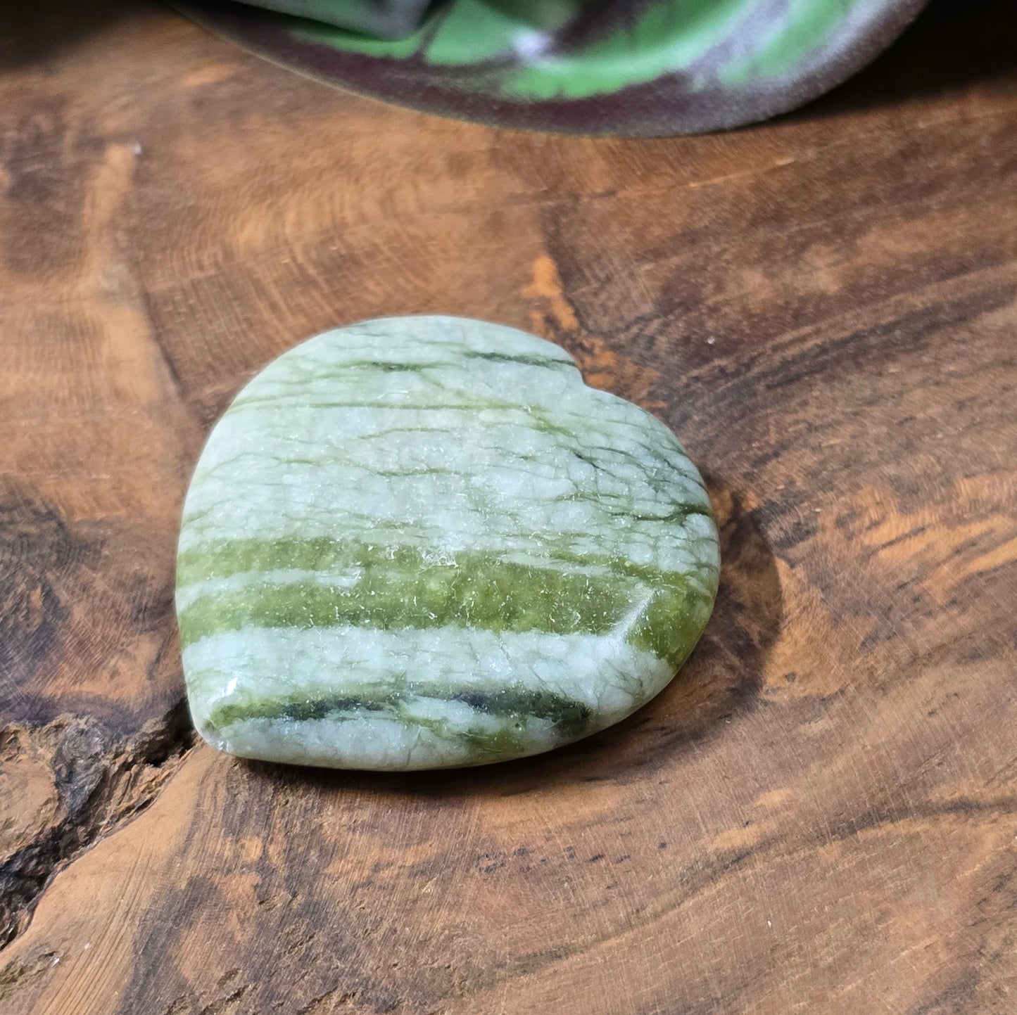 Grüne Herzperle aus Serpentin, 36 x 35 mm, gebohrt – perfekt als Anhänger oder Centerpiece. Unikat für Schmuckherstellung, geliefert wird die abgebildete Perle.