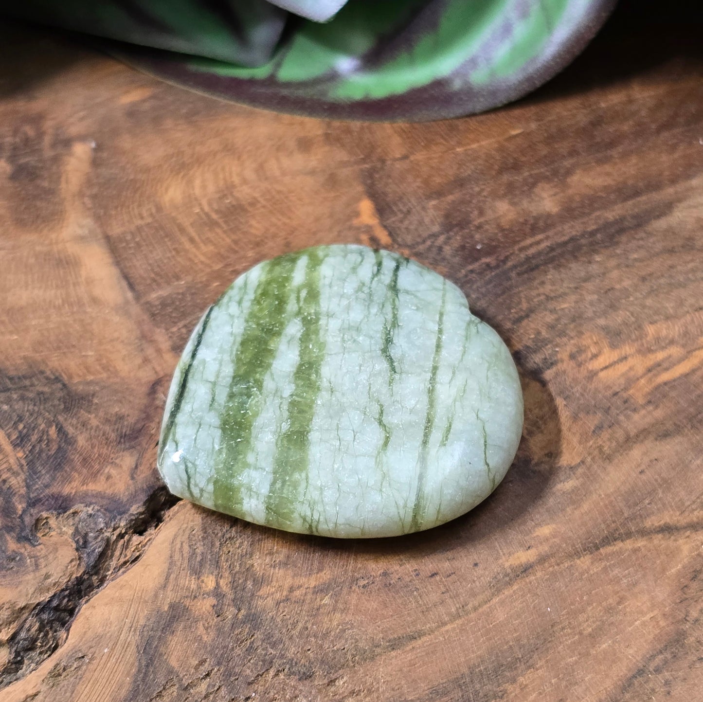 Grüne Herzperle aus Serpentin, 36 x 35 mm, gebohrt – perfekt als Anhänger oder Centerpiece. Unikat für Schmuckherstellung, geliefert wird die abgebildete Perle.