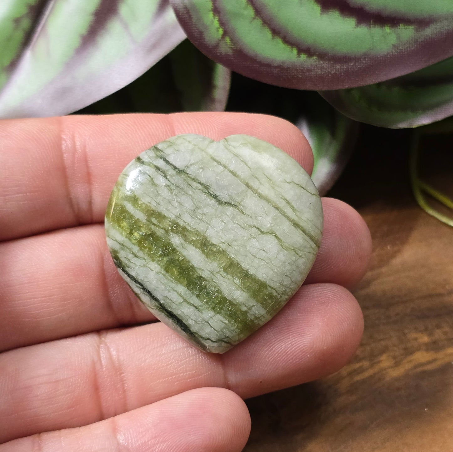Grüne Herzperle aus Serpentin, 36 x 35 mm, gebohrt – perfekt als Anhänger oder Centerpiece. Unikat für Schmuckherstellung, geliefert wird die abgebildete Perle.