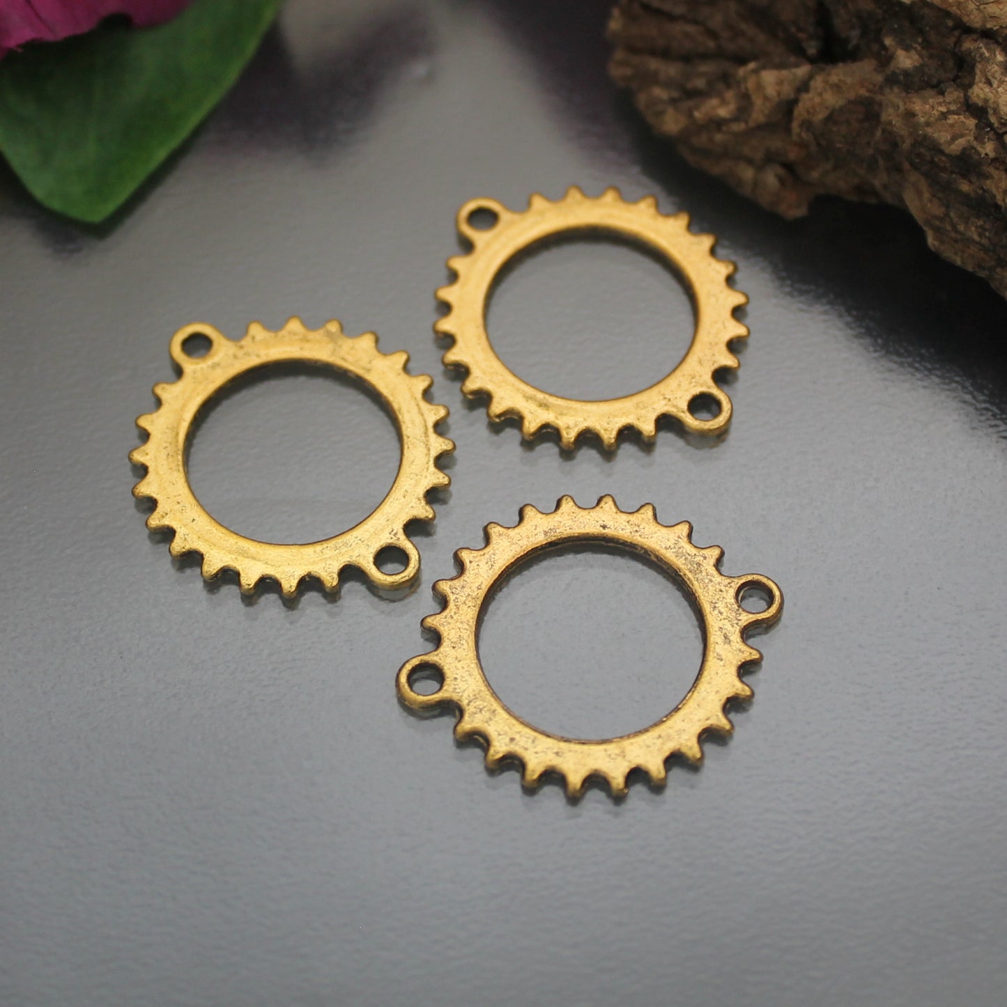 3 Verbinder/Anhänger Sunwheels im Steampunk-Design, 28mm, antik goldfarbig