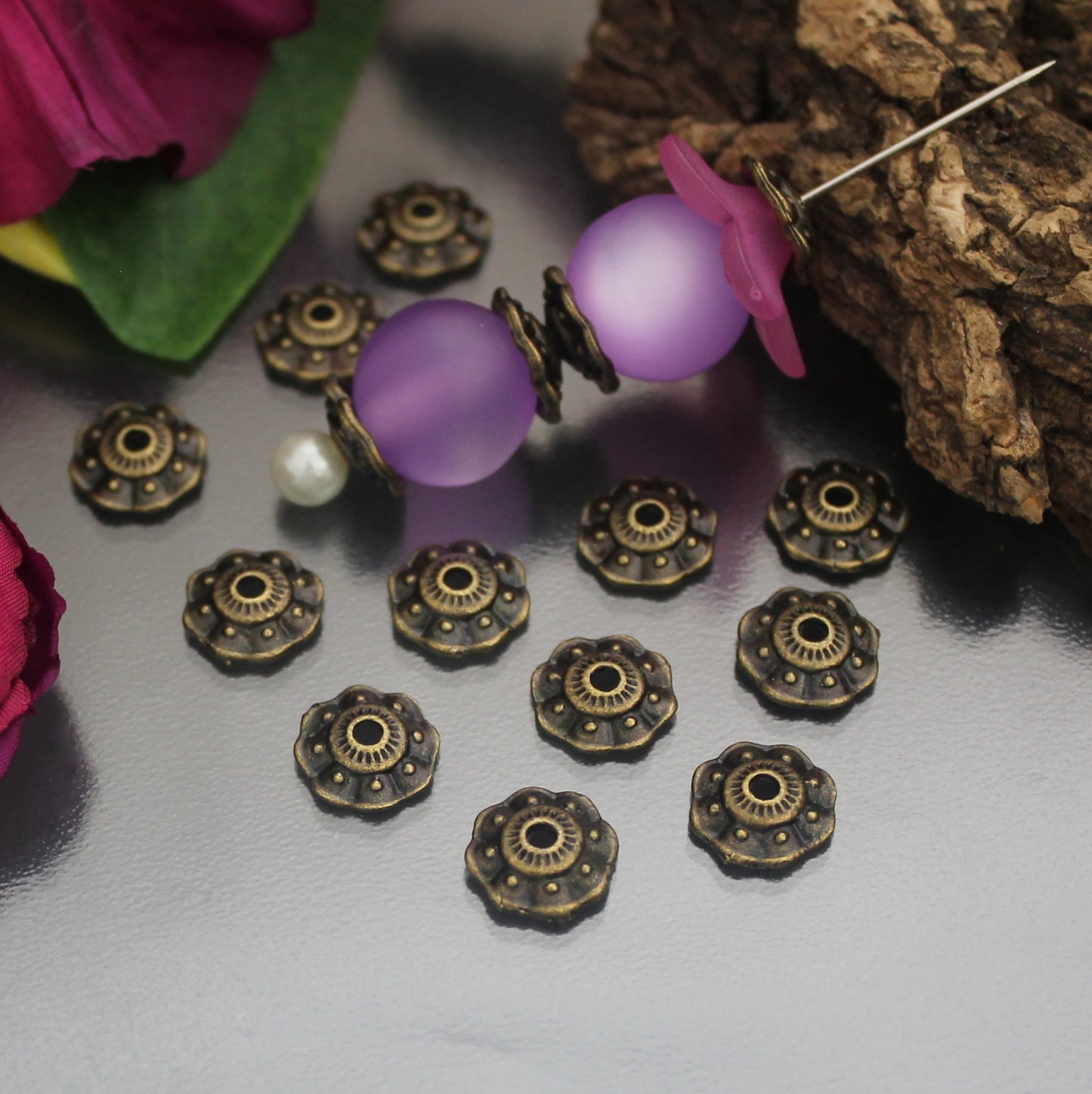 16 entzückende Perlenkappen/Zierkappen mit Antikfinish und Rüsche, 10mm