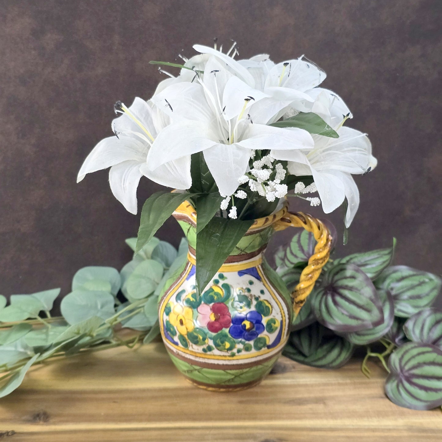 Handbemalter Deruta-Keramikkrug mit Blumenmuster und gedrehtem Henkel, mediterraner Vintage-Majolika in Grün und Gelb, ca. 1960er–1980er