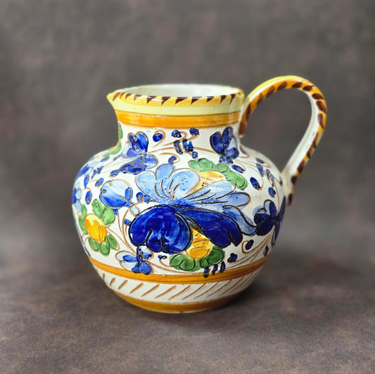 Handbemalter Majolika-Krug aus Italien, bunt floral dekoriert, Vintage 1960/70er, mediterrane Keramik.