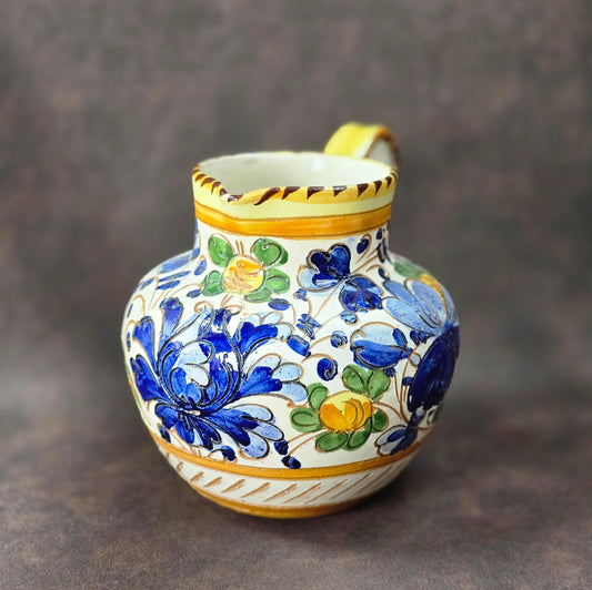 Handbemalter Majolika-Krug aus Italien, bunt floral dekoriert, Vintage 1960/70er, mediterrane Keramik.