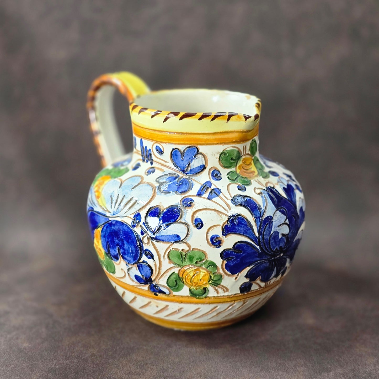 Handbemalter Majolika-Krug aus Italien, bunt floral dekoriert, Vintage 1960/70er, mediterrane Keramik.