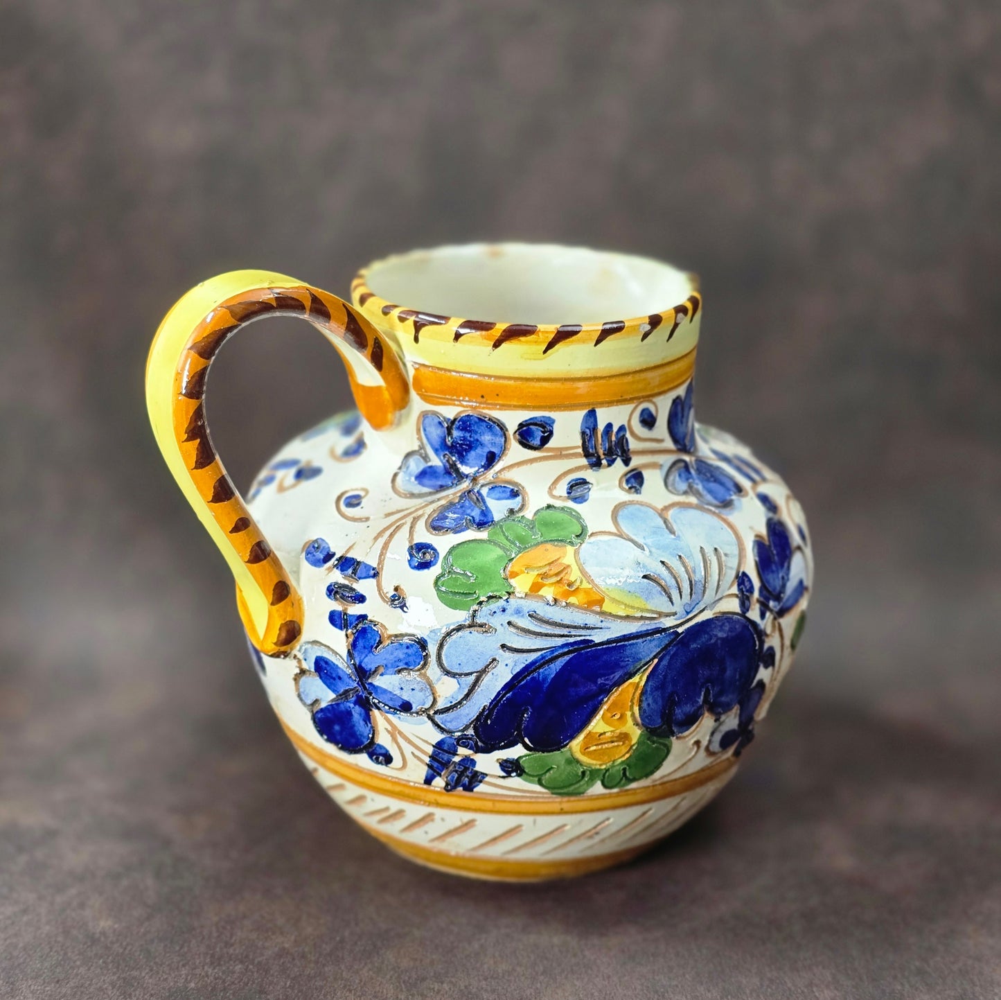 Handbemalter Majolika-Krug aus Italien, bunt floral dekoriert, Vintage 1960/70er, mediterrane Keramik.