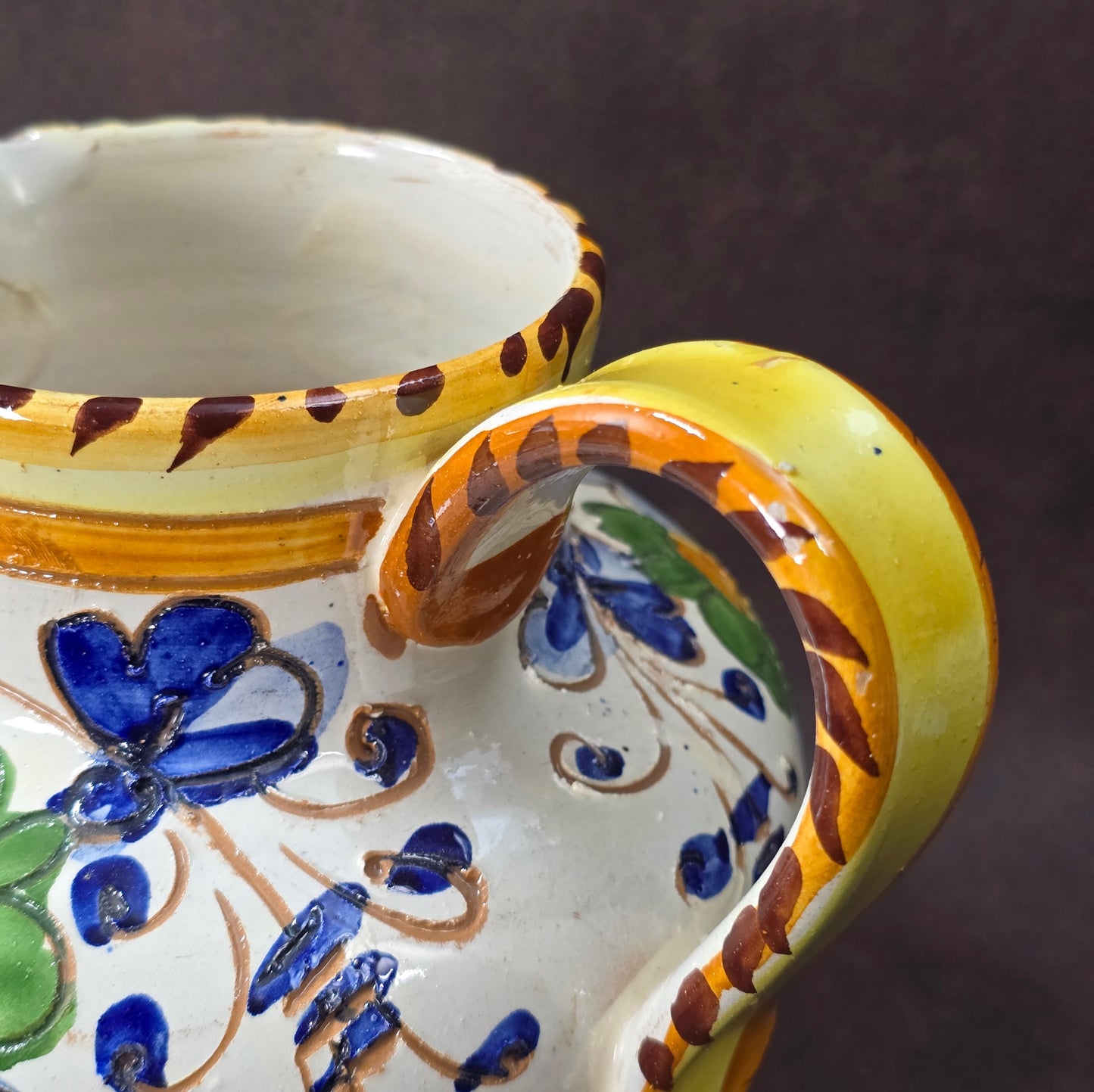 Handbemalter Majolika-Krug aus Italien, bunt floral dekoriert, Vintage 1960/70er, mediterrane Keramik.