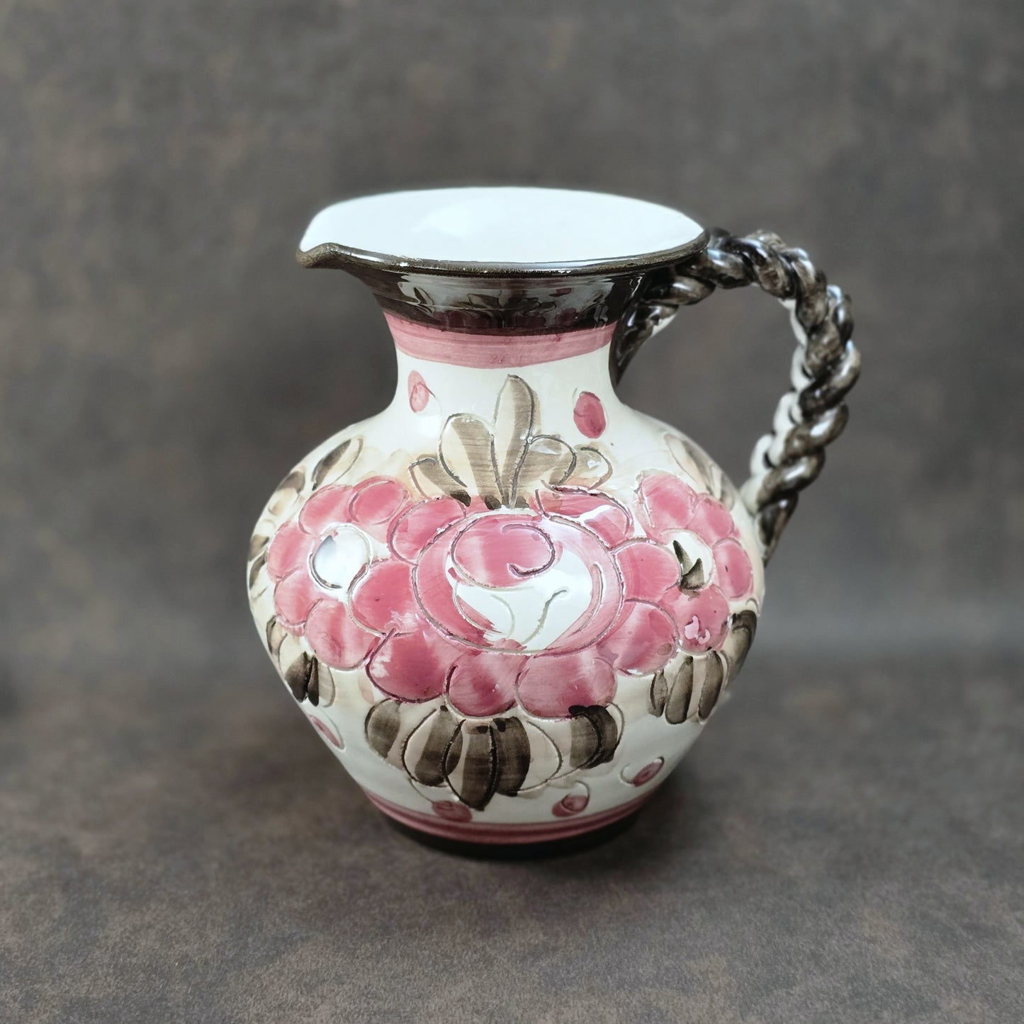 Handbemalter italienischer Keramikkrug mit floralen Ornamenten und geflochtenem Henkel, Vintage ca. 1960er–1980er Jahre.