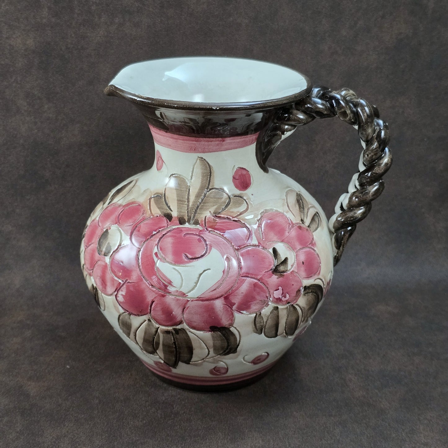 Handbemalter italienischer Keramikkrug mit floralen Ornamenten und geflochtenem Henkel, Vintage ca. 1960er–1980er Jahre.
