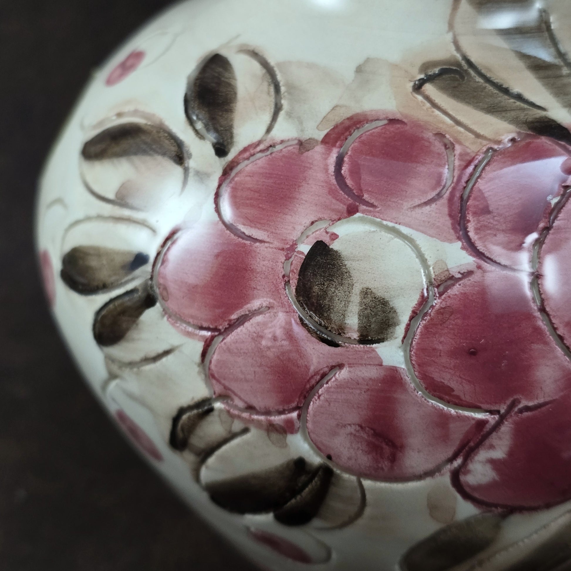 Handbemalter italienischer Keramikkrug mit floralen Ornamenten und geflochtenem Henkel, Vintage ca. 1960er–1980er Jahre.