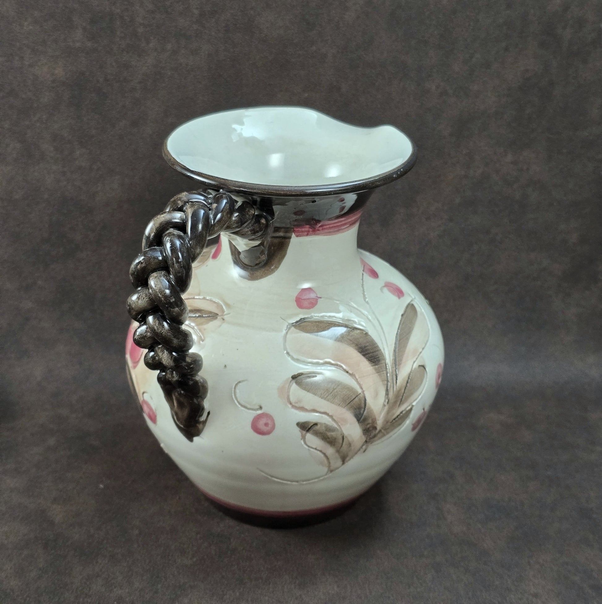 Handbemalter italienischer Keramikkrug mit floralen Ornamenten und geflochtenem Henkel, Vintage ca. 1960er–1980er Jahre.