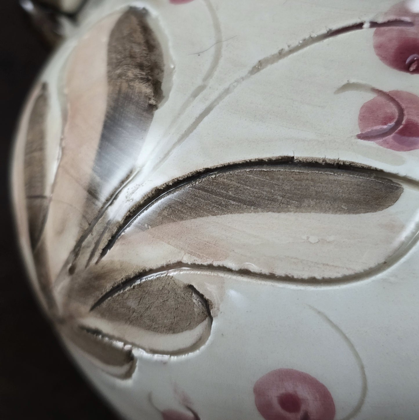 Handbemalter italienischer Keramikkrug mit floralen Ornamenten und geflochtenem Henkel, Vintage ca. 1960er–1980er Jahre.