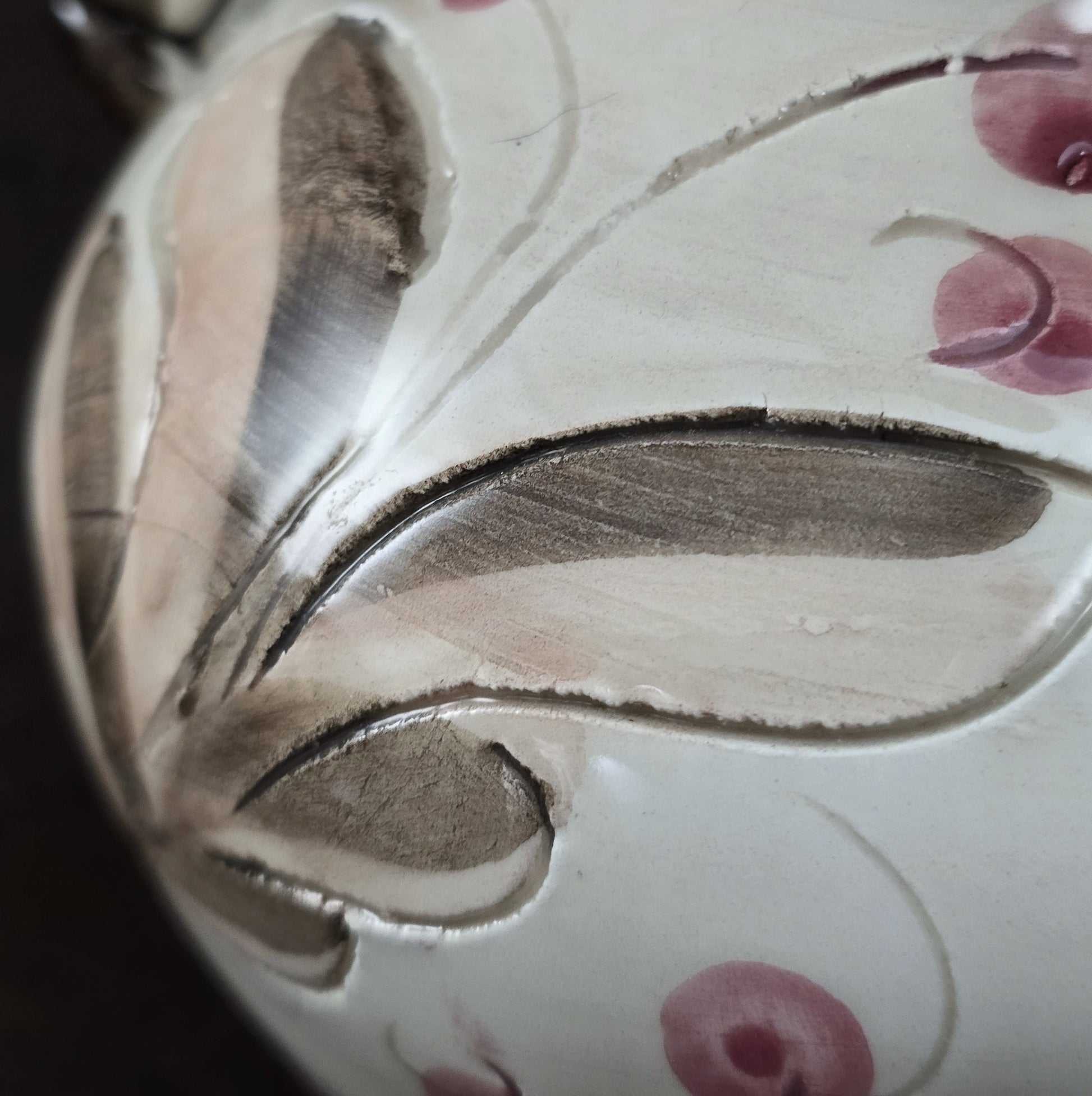 Handbemalter italienischer Keramikkrug mit floralen Ornamenten und geflochtenem Henkel, Vintage ca. 1960er–1980er Jahre.