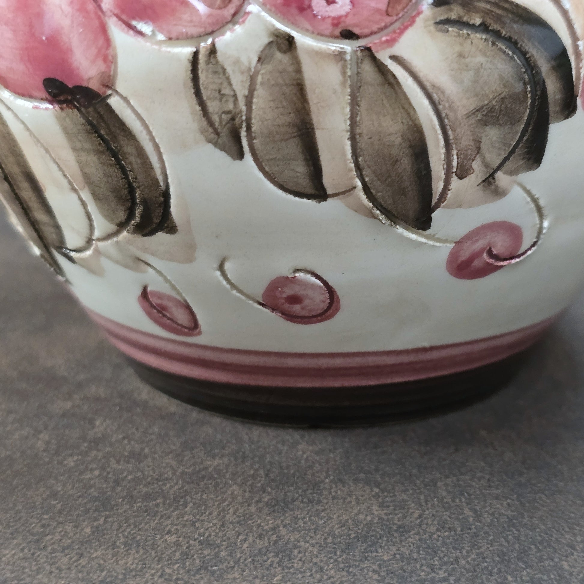 Handbemalter italienischer Keramikkrug mit floralen Ornamenten und geflochtenem Henkel, Vintage ca. 1960er–1980er Jahre.