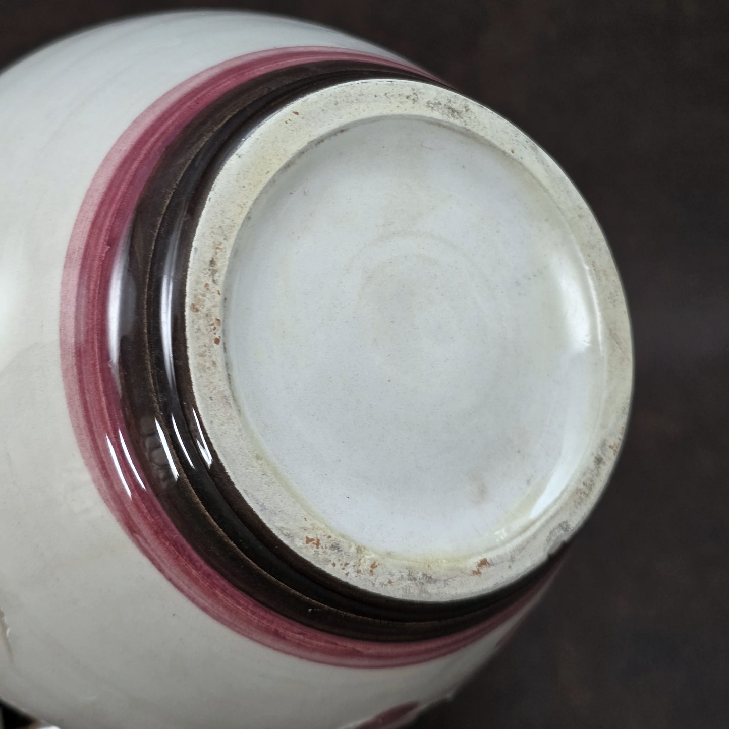 Handbemalter italienischer Keramikkrug mit floralen Ornamenten und geflochtenem Henkel, Vintage ca. 1960er–1980er Jahre.