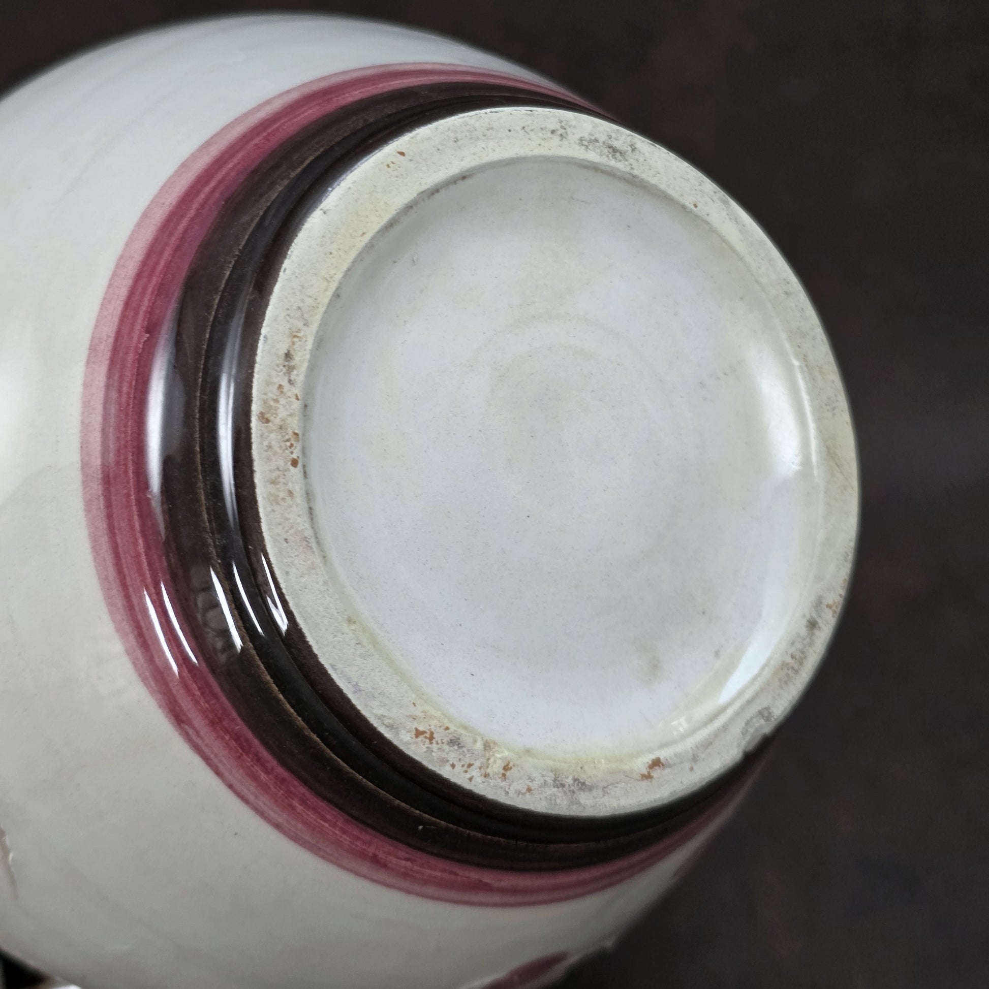 Handbemalter italienischer Keramikkrug mit floralen Ornamenten und geflochtenem Henkel, Vintage ca. 1960er–1980er Jahre.