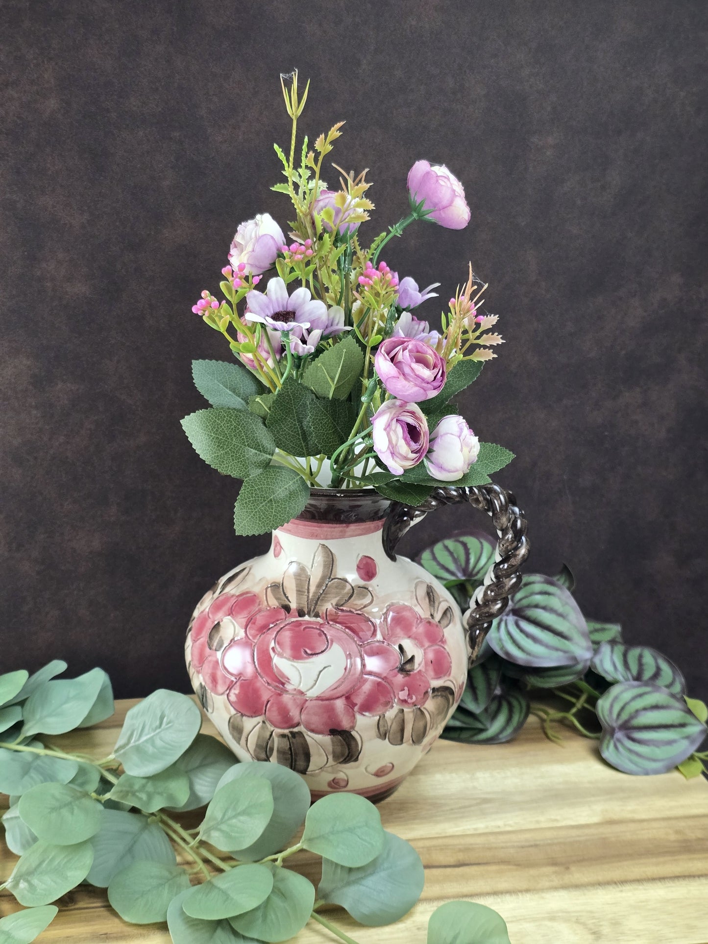 Handbemalter italienischer Keramikkrug mit floralen Ornamenten und geflochtenem Henkel, Vintage ca. 1960er–1980er Jahre.