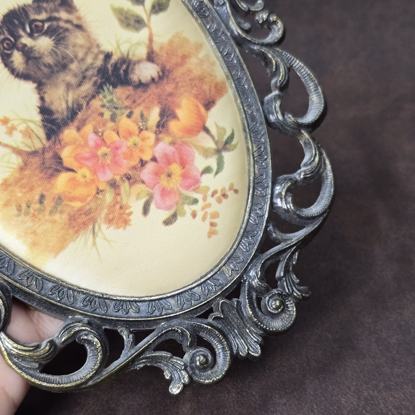 Italienisches Vintage-Bild mit Katze und Vogel im Shabby-Chic-Metallrahmen, romantische Wanddeko 1960er.