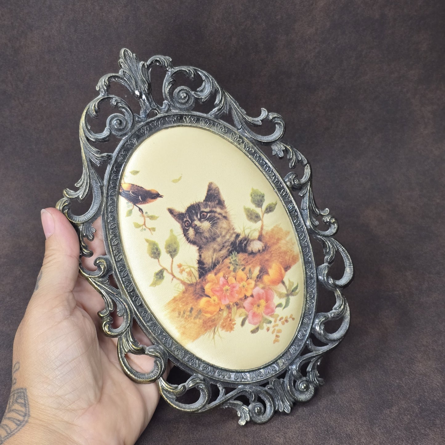 Italienisches Vintage-Bild mit Katze und Vogel im Shabby-Chic-Metallrahmen, romantische Wanddeko 1960er.