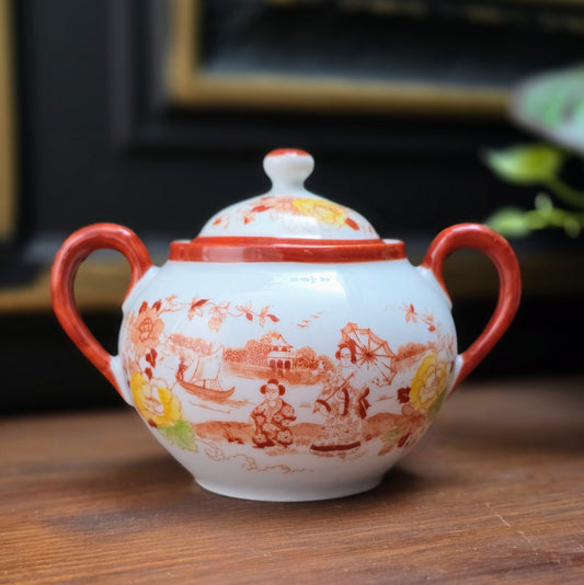 Original Vintage-Zuckerdose aus Japan (1950er). Porzellan mit Geisha-Motiv und handbemalten Details. Ein dekoratives Sammlerstück in sehr gutem Zustand.