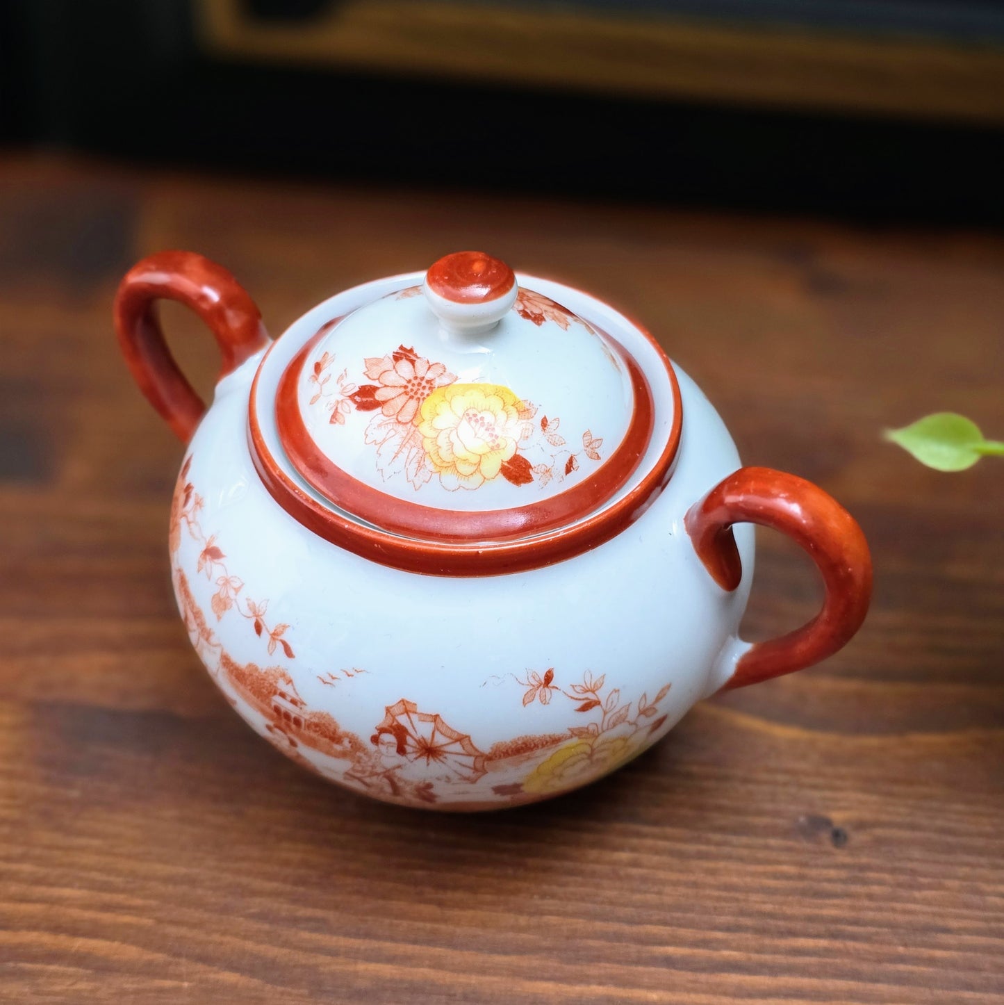 Original Vintage-Zuckerdose aus Japan (1950er). Porzellan mit Geisha-Motiv und handbemalten Details. Ein dekoratives Sammlerstück in sehr gutem Zustand.