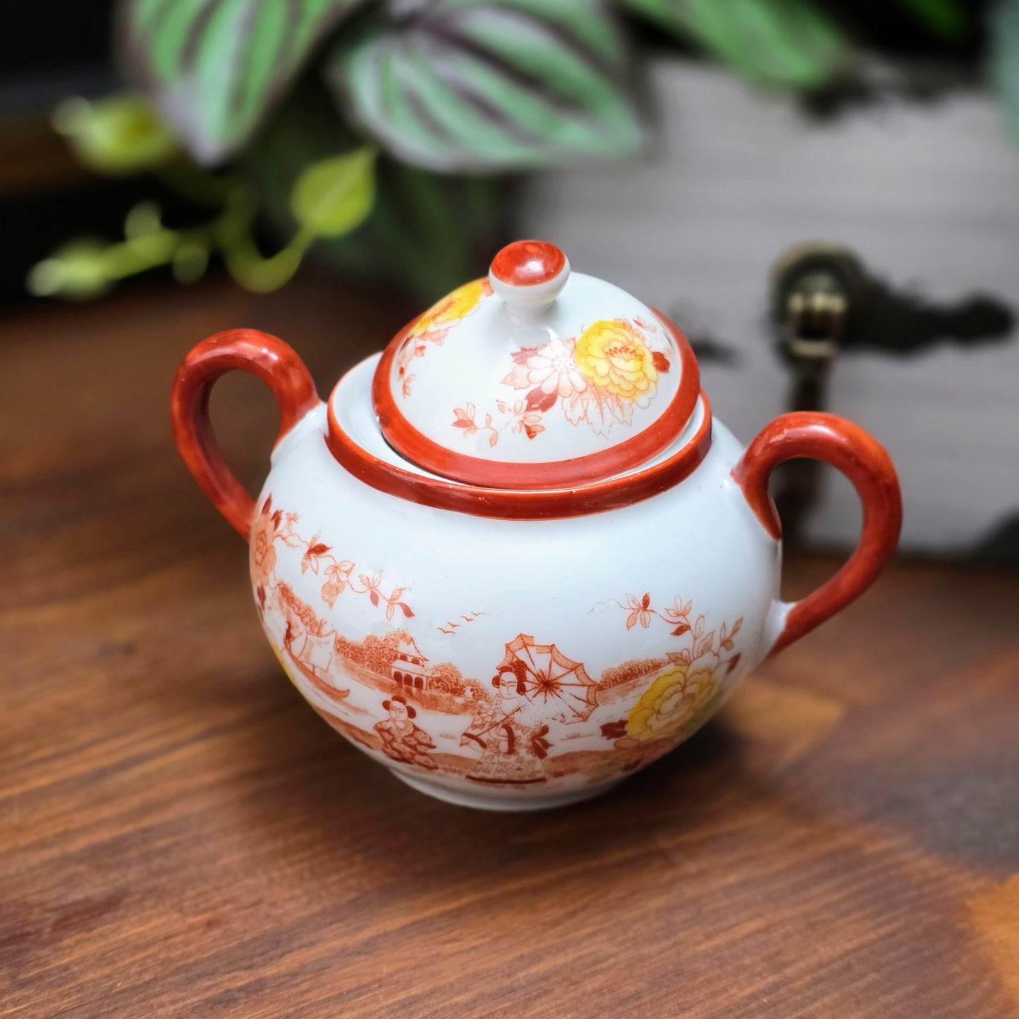 Original Vintage-Zuckerdose aus Japan (1950er). Porzellan mit Geisha-Motiv und handbemalten Details. Ein dekoratives Sammlerstück in sehr gutem Zustand.