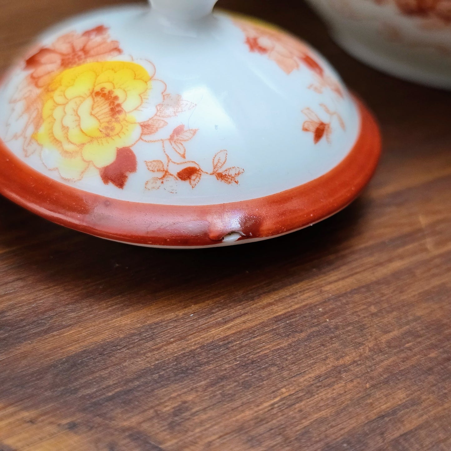 Original Vintage-Zuckerdose aus Japan (1950er). Porzellan mit Geisha-Motiv und handbemalten Details. Ein dekoratives Sammlerstück in sehr gutem Zustand.
