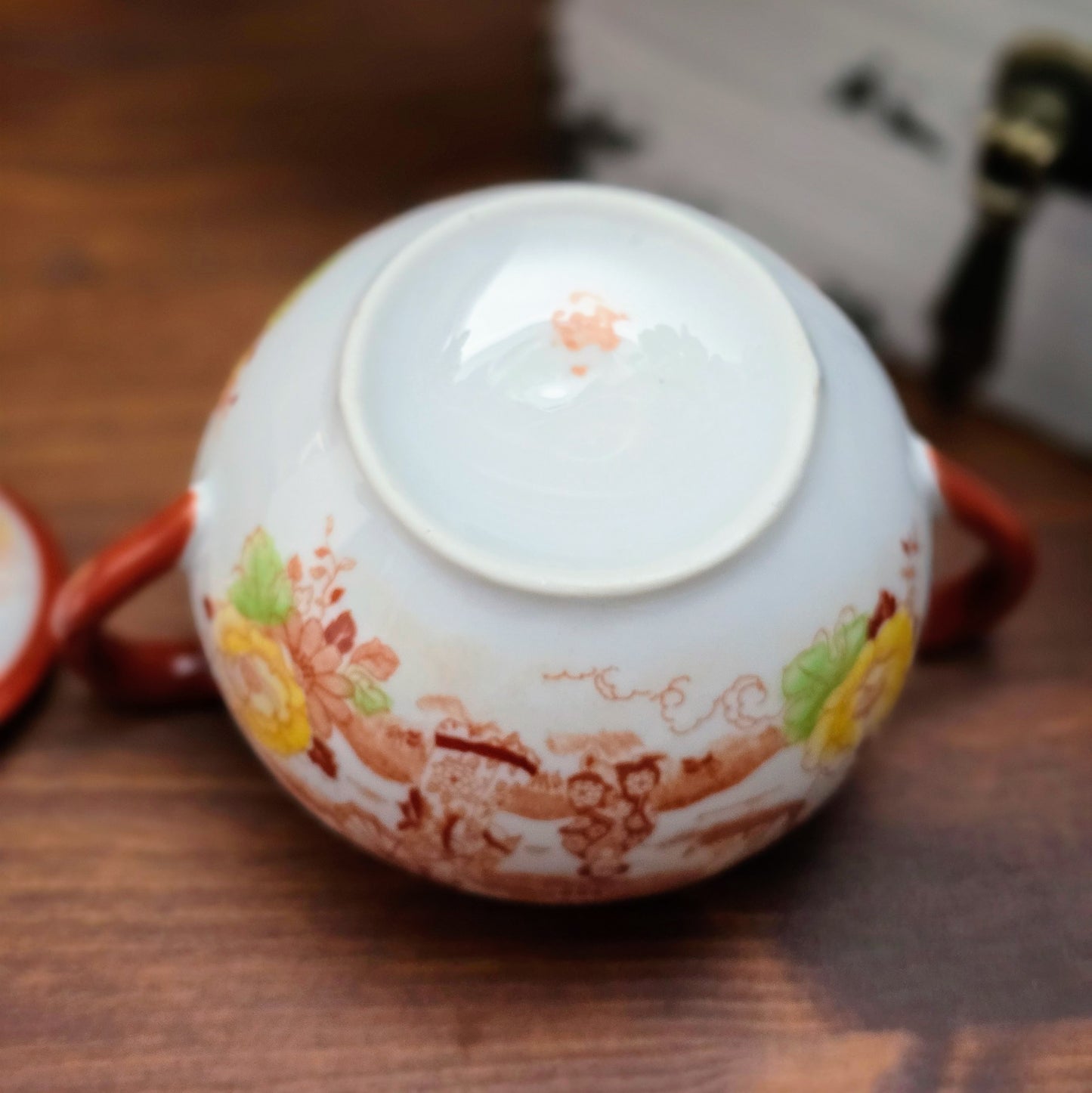 Original Vintage-Zuckerdose aus Japan (1950er). Porzellan mit Geisha-Motiv und handbemalten Details. Ein dekoratives Sammlerstück in sehr gutem Zustand.