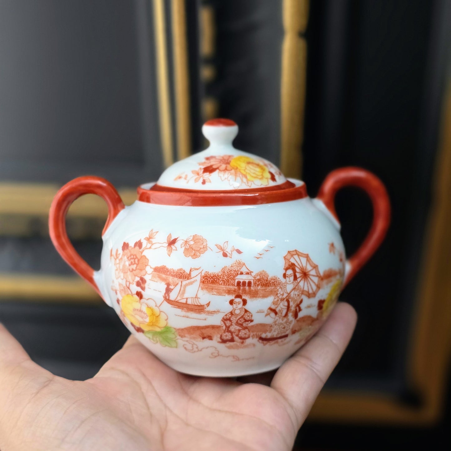 Original Vintage-Zuckerdose aus Japan (1950er). Porzellan mit Geisha-Motiv und handbemalten Details. Ein dekoratives Sammlerstück in sehr gutem Zustand.
