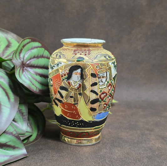 Eine kleine Vase mit großer Geschichte: Handbemalt, vergoldet und voller Charakter – ein Must-Have für Sammler japanischer Kunst.