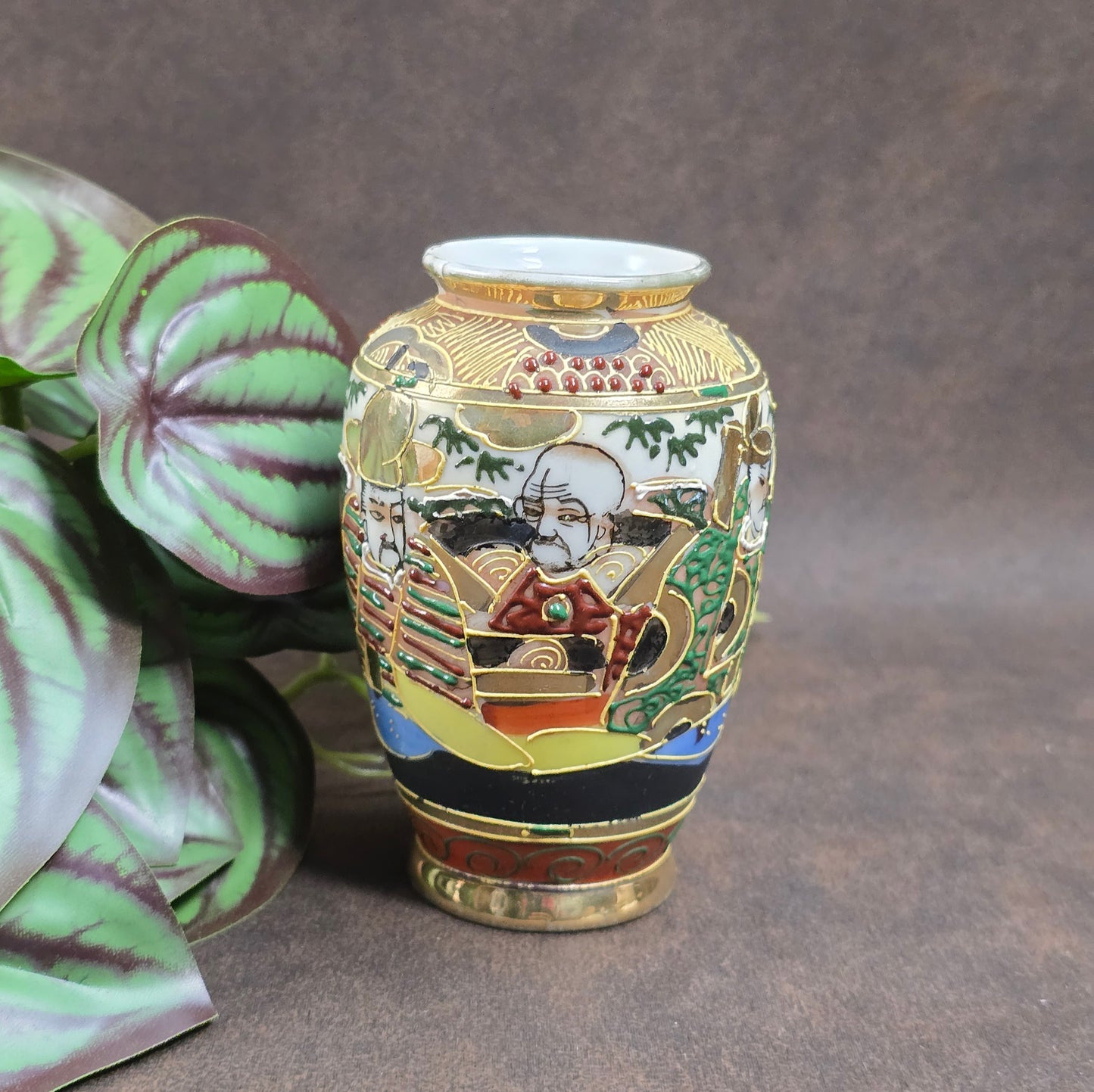 Eine kleine Vase mit großer Geschichte: Handbemalt, vergoldet und voller Charakter – ein Must-Have für Sammler japanischer Kunst.