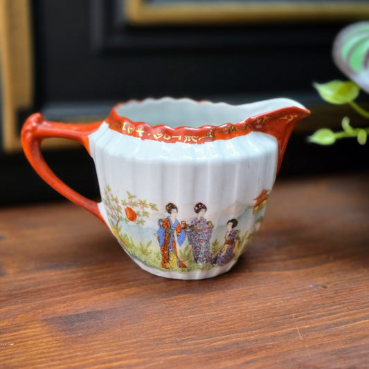 Entdecke dieses japanische Vintage-Milchkännchen mit Geisha-Motiv – handbemalt, 1950er Original. Perfekt für Sammler & Porzellanliebhaber.