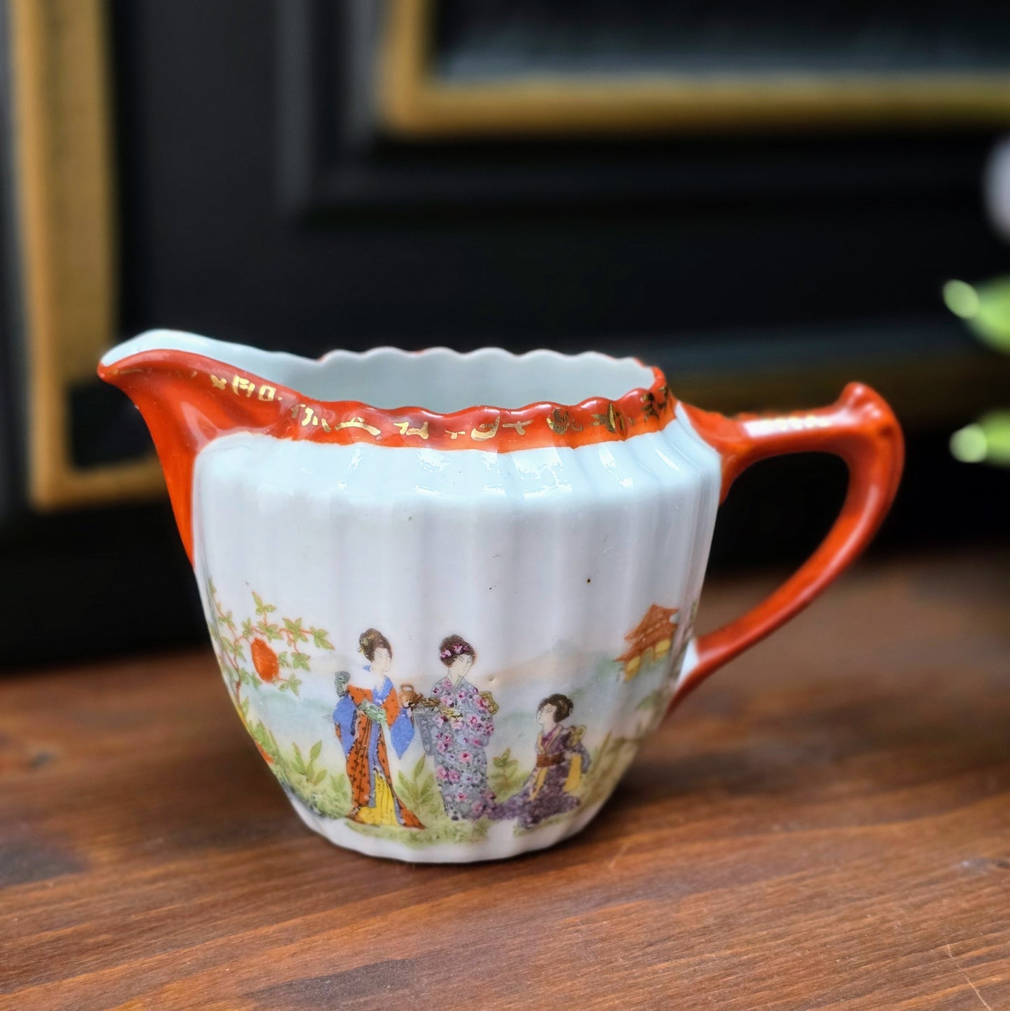 Entdecke dieses japanische Vintage-Milchkännchen mit Geisha-Motiv – handbemalt, 1950er Original. Perfekt für Sammler & Porzellanliebhaber.
