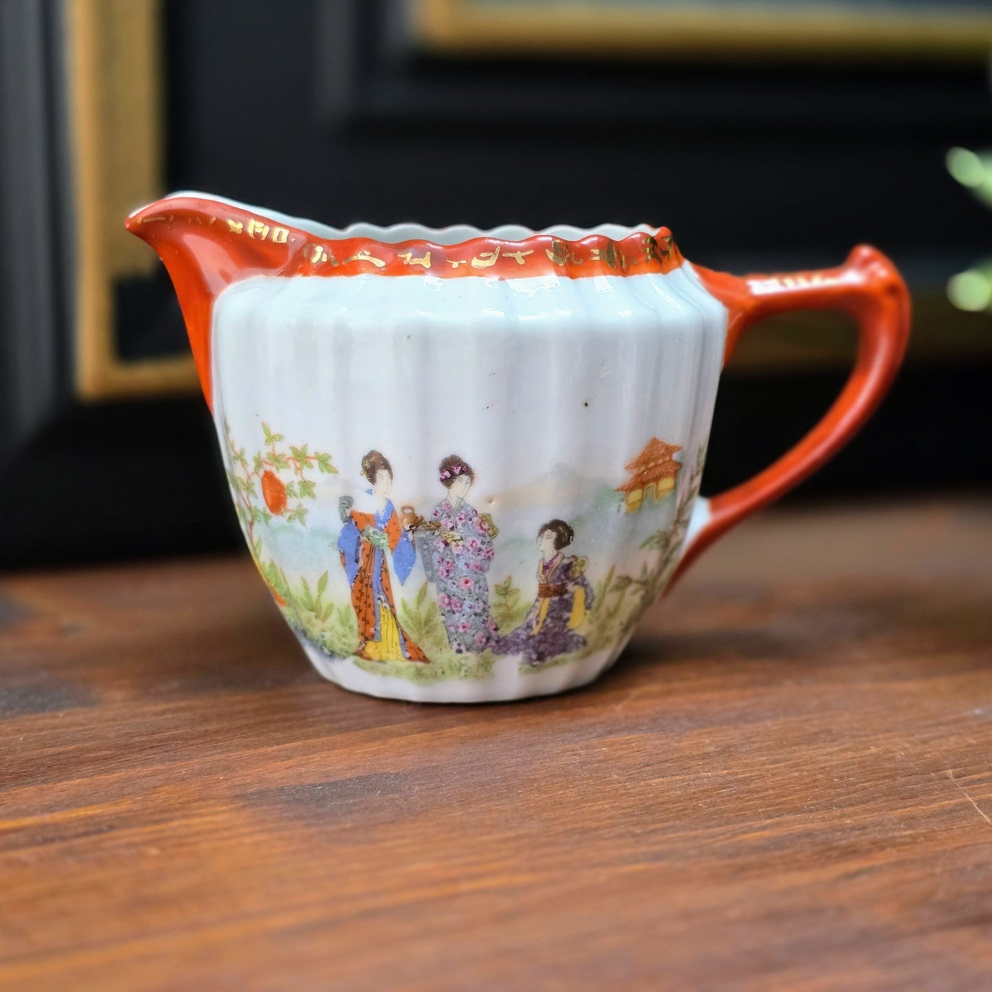 Entdecke dieses japanische Vintage-Milchkännchen mit Geisha-Motiv – handbemalt, 1950er Original. Perfekt für Sammler & Porzellanliebhaber.